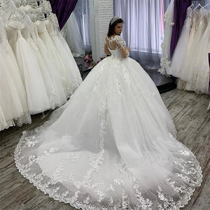 Robe de mariée de luxe personnalisée à manches longues et traîne longue en dentelle, Robe de cérémonie principale - Product Image 2