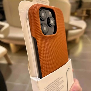 Étui <span class=keywords><strong>de</strong></span> protection magnétique en cuir tressé à motif animalier pour iPhone 16 Pro, résistant aux chutes, avec demi-sacoche pour iPhone 17 - Product Image 1