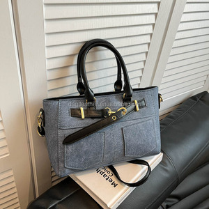 Nouveau Sac Fourre-tout Décontracté Portable à Bandoulière avec Chaînes et Fermeture Éclair, Style Coréen, pour Femmes, Modèle 2026, avec Design de Couture Original - Product Image 1