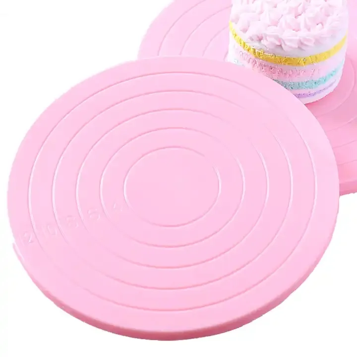 עוגת פלסטיק ועוגיות לקשט כלים מסתובבים עם סולם