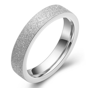 Anillo de Acero de Titanio Color Oro Rosa de 4 mm con Banda Esmerilada, Joyería de Boda para Mujer - Product Image 5