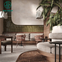 Ensemble de mobilier de café Wabi-Sibi : table ronde en pierre frittée, chaise en rotin, banquette rembourrée