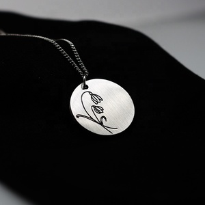 Collar con colgante rectangular de acero mate, joyería geométrica personalizada, símbolos grabados, citas de palabras, mensaje inspirado - Product Image 6