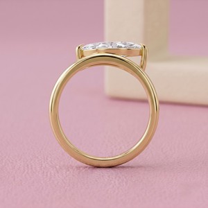 Anillo de compromiso solitario de oro con diamante talla marquesa, diseño moderno de cruzación de bandas, para joyería nupcial y regalos de lujo - Product Image 4
