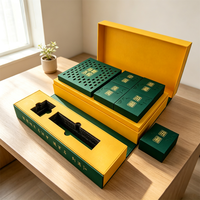 Boîte de présentation rigide de luxe écologique et recyclable avec motif de feuille dorée, texture ondulée, poignée et plateau intérieur jaune