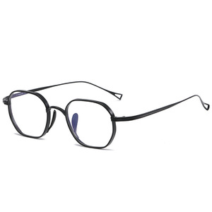 Montura de gafas de titanio puro para hombres y mujeres, monturas de gafas cómodas ultraligeras, gafas graduadas ópticas para lectura de <span class=keywords><strong>miopía</strong></span> - Product Image 6