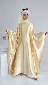 Abaya élégante en satin lisse pour femme, imprimée au sérigraphie, à manches papillon, longueur ras du sol, collection mode islamique 2026 - Product Image 4