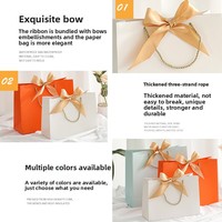 High-End Aangepaste Logo Dameskleding Handtas Corporate Kerst Nieuwjaar Souvenir Kraft Materiaal Gecoate Papieren Zakken