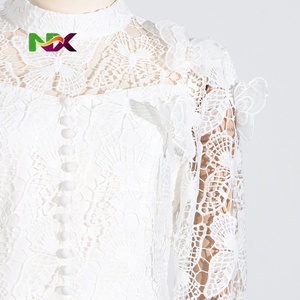 <span class=keywords><strong>Conjunto</strong></span> de <span class=keywords><strong>Dos</strong></span> <span class=keywords><strong>Piezas</strong></span> para <span class=keywords><strong>Mujer</strong></span>: Top de Encaje Sólido con Bordado y Falda Maxi de Malla con Botones - Product Image 5