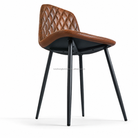 Chaise de salle à manger moderne en cuir matelassé avec dossier incurvé et pieds en métal noir - Chaise d'appoint ergonomique résistante aux taches pour la maison