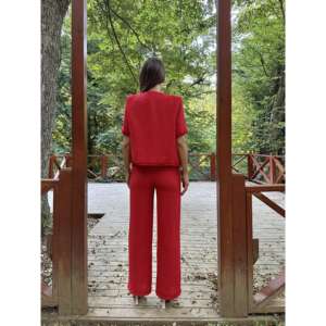 Ensemble de costume tissé rouge pour femme avec veste et pantalon pour un usage décontracté - Product Image 1