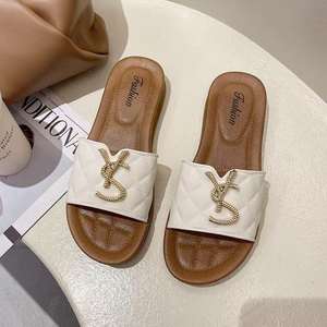 Pantuflas Planas Acolchadas de Lujo Personalizadas para Mujer, con Hebilla Metálica Dorada, Pantuflas de Diseño para Exteriores, Pantuflas de Moda de Alta Gama al por Mayor - Product Image 4