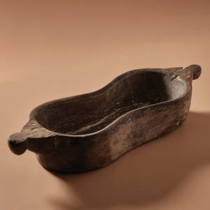 Cuenco de madera de teca blanqueada natural hecho a mano, comedero rústico para vacas, originario del sur de la India para bodas - Product Image 1