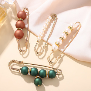 Broches de mode en alliage de zinc pour femmes, épingle de sûreté perlée, boule ronde décorative, pour manteau, usage quotidien, 7x2cm - Product Image 1