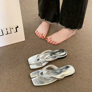 Magnifiques sandales de plage argentées pour femmes, parfaites pour les tenues d'été 2025, nouvelle collection, tongs plates style queue de cochon - Product Image 4