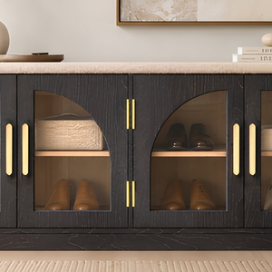 Banco moderno de madera para guardar zapatos con puertas de vidrio arqueadas, tiradores dorados, asiento acolchado, madera oscura para entrada - Product Image 4