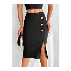 Jupe noire côtelée pour femme avec fente latérale et boutons dorés, longueur midi, pour un usage quotidien - Product Image 3