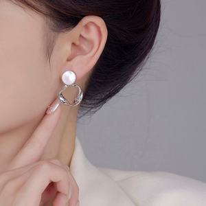 Boucles d'oreilles clous géométriques élégantes en zircon cuivré plaqué or pour femme, polyvalentes et tendance, avec anneau torsadé en métal, style Internet - Product Image 4