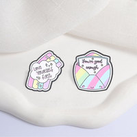 En gros, Mignonne broche émaillée 'Love Yourself First' sur le thème de la santé mentale, en forme d'enveloppe, en stock, économique, couleur pastel, pour sacs