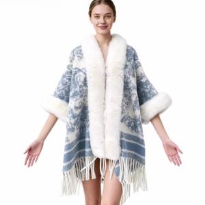 Élégante Cape en Fausse Fourrure Tricotée avec Pompons, Poncho Chaud et Chic pour Noël, Nouvel An et Rendez-vous Galants - Product Image 2