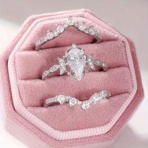 Anello di Fidanzamento A177 per Donna in Oro Bianco con Diamante Taglio Pera Naturale Colore D e Pietre Laterali Design Elegante - Product Image 3