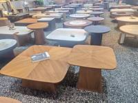 Table basse rustique en bois recyclé avec design nuage en béton et plateau en cuir de selle sur pieds en acier
