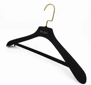 Percha de plástico de terciopelo negro Premium de lujo con percha duradera de barra transversal con logotipo personalizado para exhibición