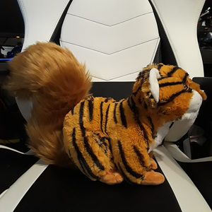 Long Fluffy lớn sóc đuôi màu hồng nhựa mũi sống động như thật màu cam hổ đồ chơi trang trí lai động vật mềm sang trọng ngồi hổ - Product Image 3