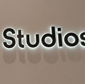 Insegna <span class=keywords><strong>con</strong></span> Logo Alfabetico 3D LED Personalizzabile per Edifici Commerciali, Negozi e <span class=keywords><strong>Aziende</strong></span> <span class=keywords><strong>con</strong></span> Retroilluminazione in Colori Personalizzati - Product Image 2