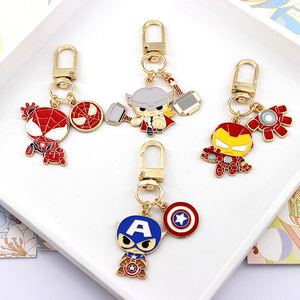 ผลิตและขายส่ง พวงกุญแจโลหะลายฮีโร่มาร์เวล สไปเดอร์แมน น่ารัก สไตล์อนิเมะ การ์ตูน พวงกุญแจเคลือบแบบกำหนดเอง - Product Image 1