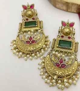 Boucles d'oreilles lustre en or antique avec pierres vertes menthe et roses Accents de perles Produit en vrac fait à la main - Product Image 1