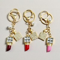 Porte-clés en métal pour femmes, pendentif bouteille de parfum et rouge à lèvres, breloque de sac en perles, logo personnalisé, vente en gros promotionnelle