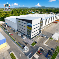 Complexe d'entrepôts préfabriqués, bâtiment à ossature métallique, usine, centre de stockage et de logistique avec route centrale