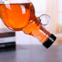 Bouteille en verre transparente de qualité alimentaire avec poignée en forme de boucle et bouchon à vis pour les bouteilles de vin rouge fait maison