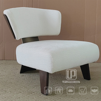 Nouveau fauteuil simple de salon minimaliste en bois massif foncé, avec dossier incliné bas et tissu texturé crocodile blanc sans accoudoirs