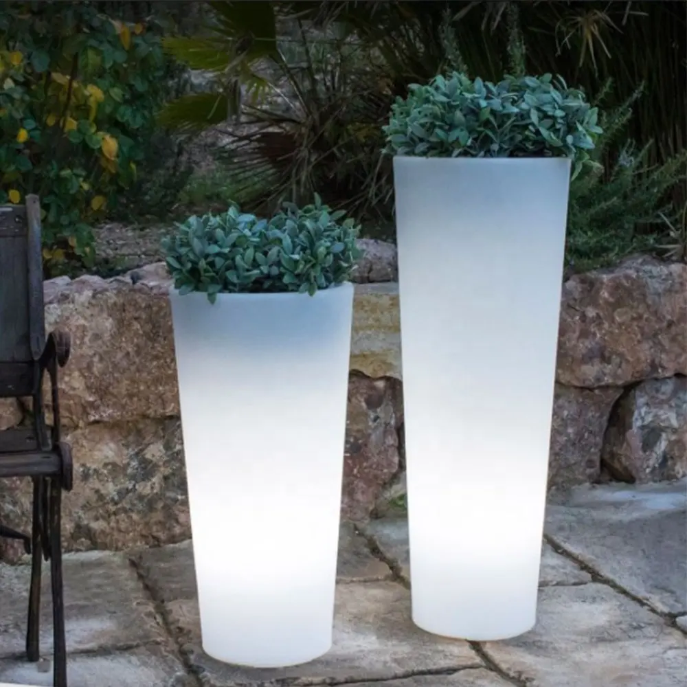 Vendita calda giardino ad alta tecnologia vaso LED fioriera in plastica led vaso da fiori vaso da fiori solare vaso da fiori quadrato