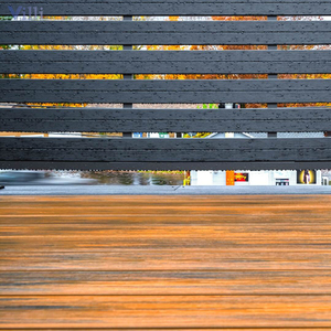 Plancher de terrasse en WPC résistant aux chocs durable et <span class=keywords><strong>hydrofuge</strong></span>, protégé contre les UV, à motifs modernes en <span class=keywords><strong>bois</strong></span> pour une utilisation extérieure. - Product Image 2