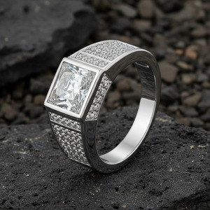 Anillo de Compromiso Unisex de Lujo con Moissanita Corte Princesa, Chapado en Oro de 18K, Engaste Pavé Geométrico - Product Image 3