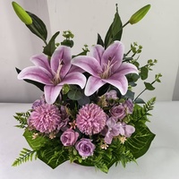 Plantes vertes artificielles en pot avec des têtes de fleurs de rose et de lys dans des pots décoratifs pour la décoration de la maison, les occasions de mariage