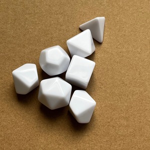 7 pezzi bianco puro DIY Set di dadi in acrilico cavo accessori di lusso quadrati per il <span class=keywords><strong>gioco</strong></span> degli scacchi per un Design personalizzato - Product Image 1