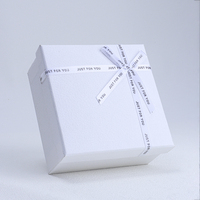 Emballage cadeau minimaliste blanc sur mesure, boîte rigide avec couvercle et base, avec un ruban en satin imprimé et un nœud