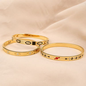 กำไลข้อมือสแตนเลสสตีลชุบทอง 18K ลายตา รูปหัวใจสีแดง - Product Image 1