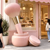 Sculpture moderne géante en fibre de verre en forme de bouteille de parfum fondante avec effet de liquide coulant pour boutique de cosmétiques et rue commerçante