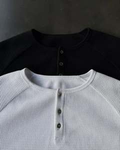 เสื้อยืดแขนยาวทรงบ็อกซี่ผ้าวาฟเฟิลเนื้อหนา 400 กรัม สำหรับผู้ชาย เสื้อยืดแขนยาวผ้าวาฟเฟิลแบบเรียบ - Product Image 3