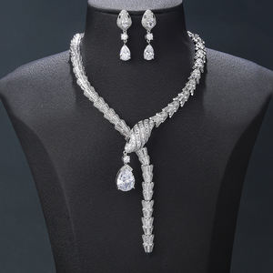 طقم مجوهرات نسائي فاخر بتصميم كلاسيكي للحفلات - عقد وأقراط على شكل ثعبان مرصعة بالزركونيا المكعبة لإكسسوارات الأزياء - Product Image 6