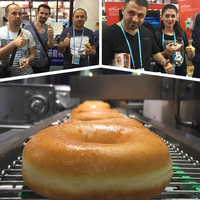 Ligne de production automatique de beignets personnalisée avec coupeur, levureuse, friteuse, glaceuse, boîtes de glaçage au chocolat