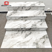 Carreaux de sol/mur en porcelaine brillante moderne de 1200x470 mm, épaisseur 10 mm, texture marbre en arc circulaire à 180 degrés, antidérapants pour usage hôtelier