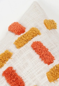 Housse de coussin carrée moderne en coton 100% tuftée à la main, texture brodée, couleur ivoire jaune moutarde, avec bordure et fermeture éclair, pour canapé et maison - Product Image 3