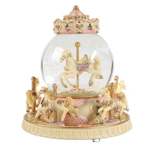 Globe à neige en résine avec carrousel romantique de Noël8 - Product Image 4