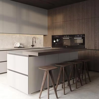 Armoires de cuisine en laque haute brillance avec finition en bois et supports de rangement en métal